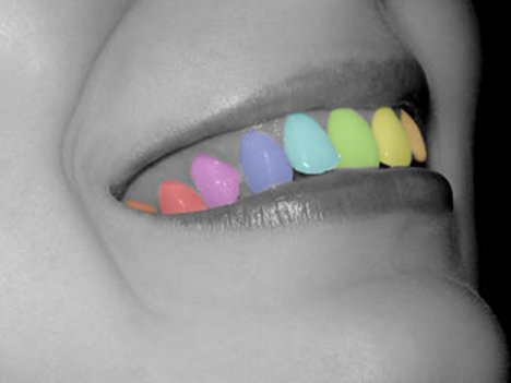 Contre les dents jaunes - photo-montage : Joséfa Lopez.